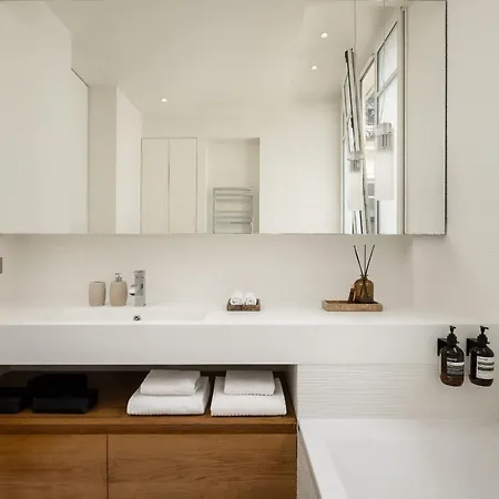 Classy Montaigne 2br 7p