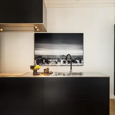 Classy Montaigne 2br 7p *
